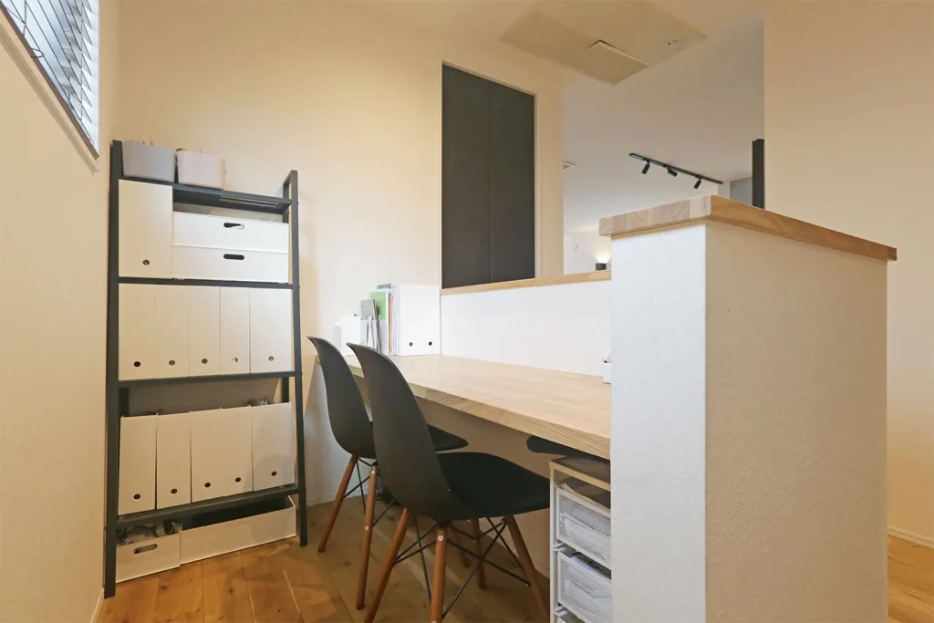 手元の見えないワークスペース。家族の気配を感じつつ、適度な籠り感で集中できる。