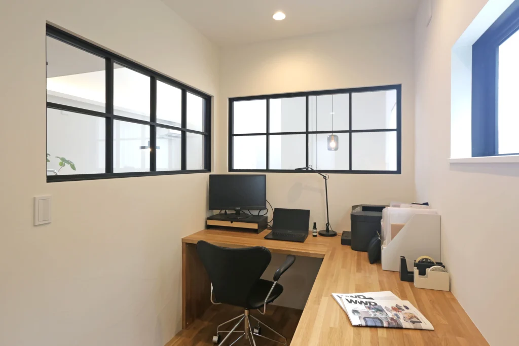 室内窓でリビングとつながるワークスペース。L字カウンターが使いやすい。