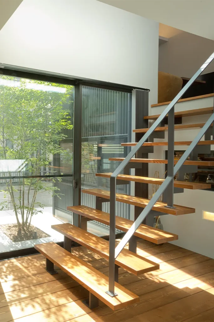 光と影のリズムを生む、中庭のそばのストリップ階段。