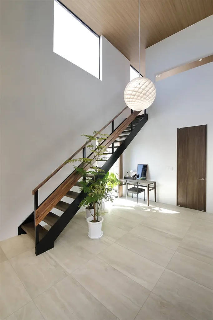 吹き抜けの階段は、上り下りのたびに大空間の開放感を感じられる。