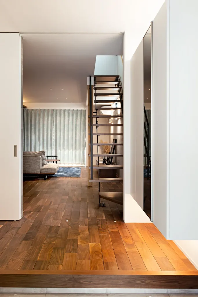 リビング階段を玄関の動線上に配置して2階へもスムーズな間取りに。