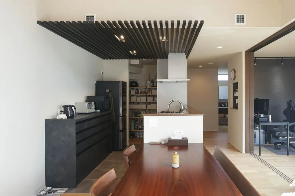 ブラックの格子の下がり天井で和モダンな印象に。