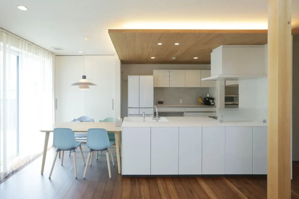 ホワイトでまとめた爽やかな空間に馴染む、明るい木目の下がり天井。