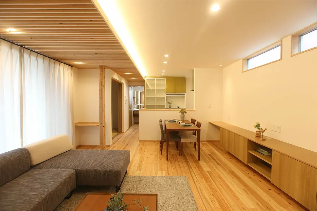 細長く配置した格子の下がり天井で空間にコントラストと奥行きをプラス。