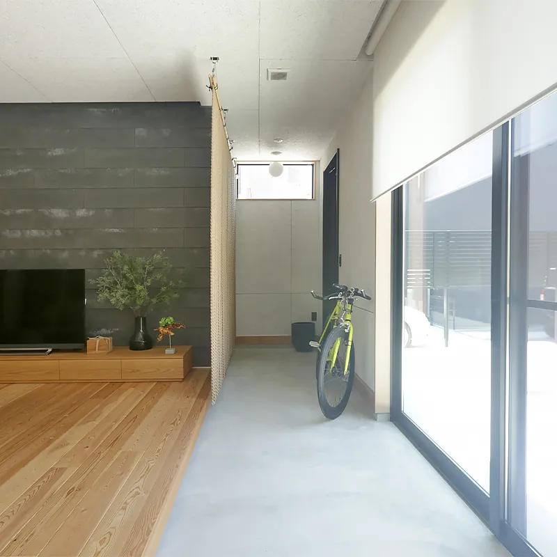 玄関からリビングまで一直線につながる土間で出入り楽々。