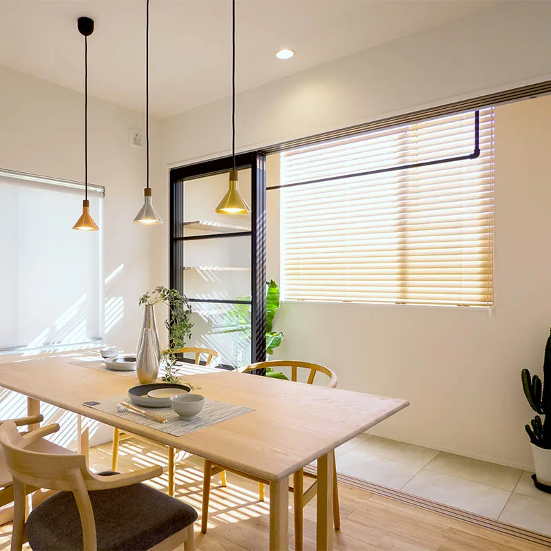 ダイニングの背面をインナーテラスにして、いつでも緑を感じる空間に。