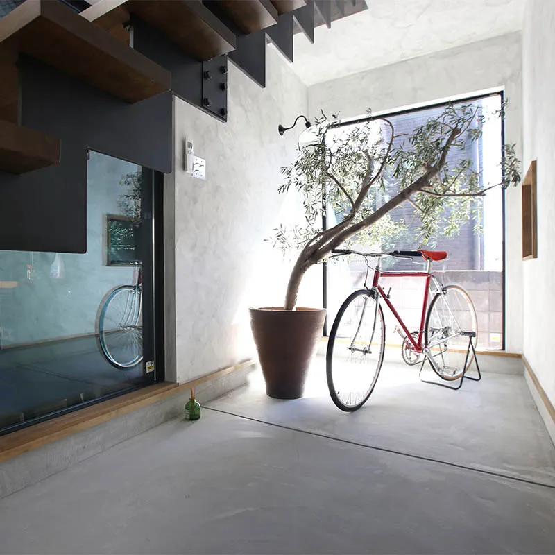 大きなフィックス窓から光が差し込む玄関土間。大切な自転車を室内で保管できるのが嬉しい。