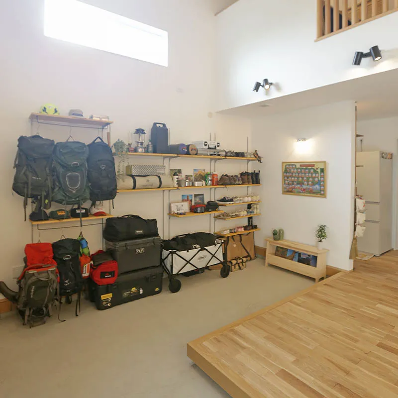 リビングに出入りがしやすいL字型の土間。趣味のアウトドア用品の置き場として活躍。