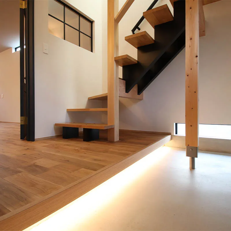 玄関の上り口の間接照明は、帰宅した家族を温かく迎えてくれます。