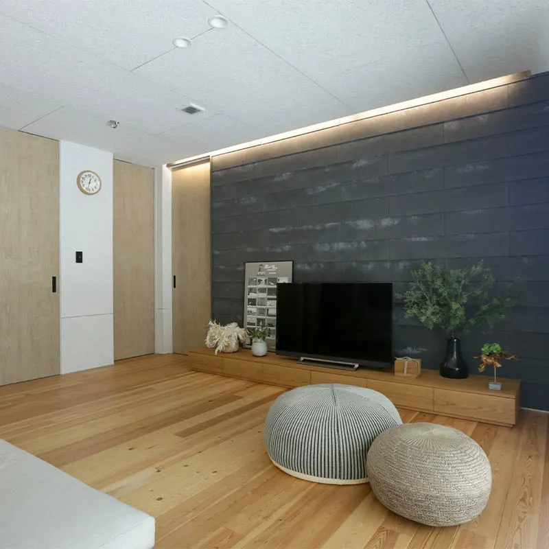 壁面を照らす間接照明は、素材にこだわったアクセントウォールを引き立てます。