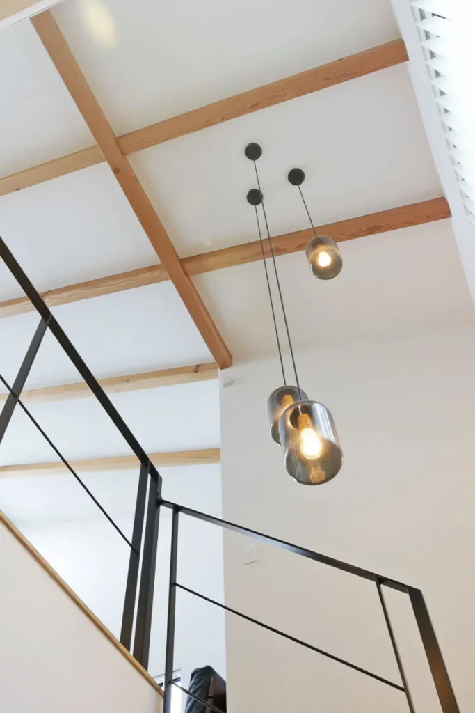 吹き抜け階段に設置した大光電機のペンダントライト。長さを変えて空間にリズムを。