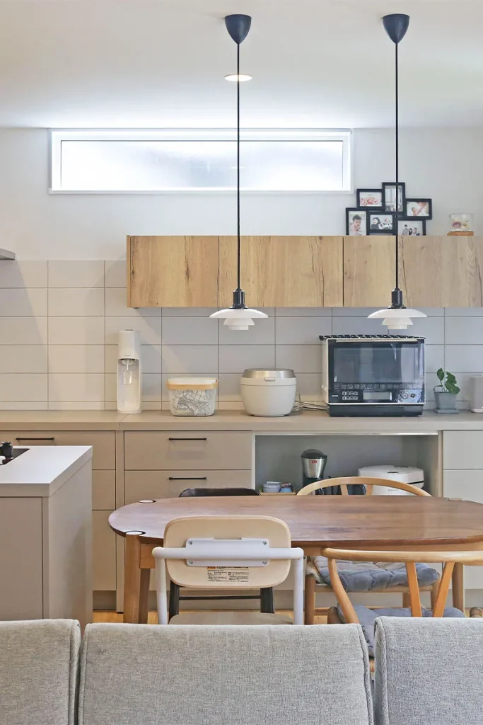 キッチンとひと続きのダイニングには、シンプルなペンダントライトを連ねてすっきりと。