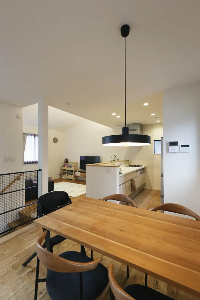 無垢スタイルのオーナー様に人気の、flameのdecolamp。個性的でソリッドなデザインで空間を引き締めます。