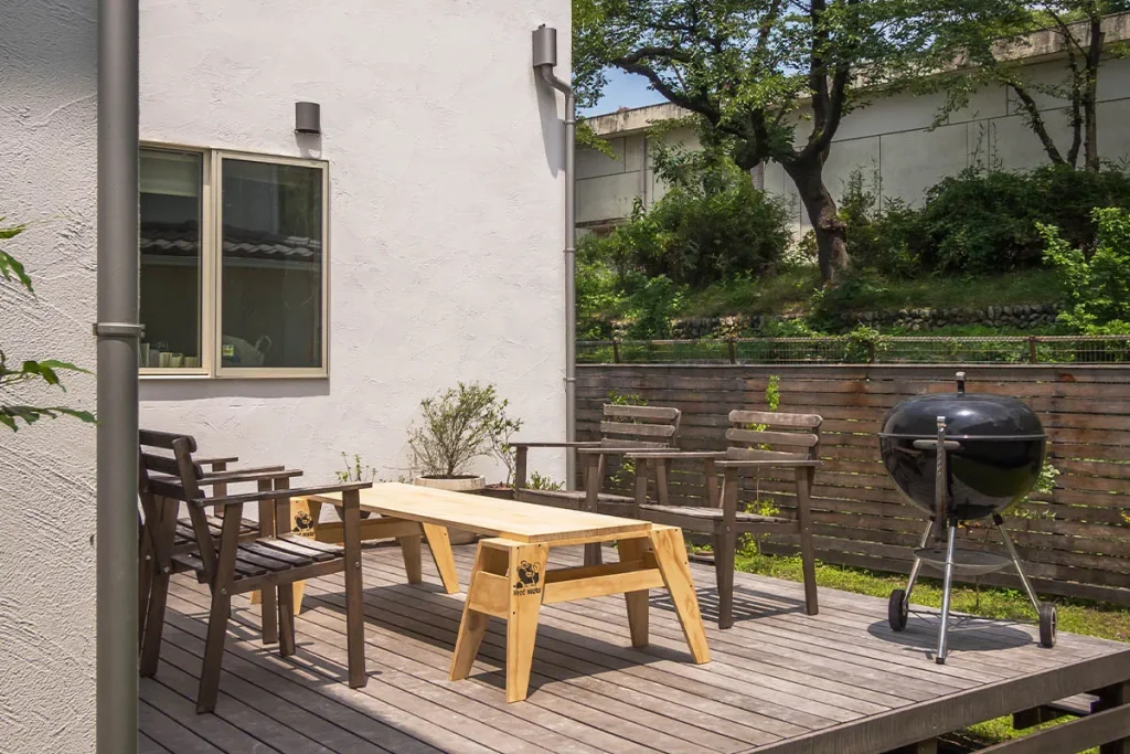 L字型の間取りで実現した、リビングとつながる広々ウッドデッキ。