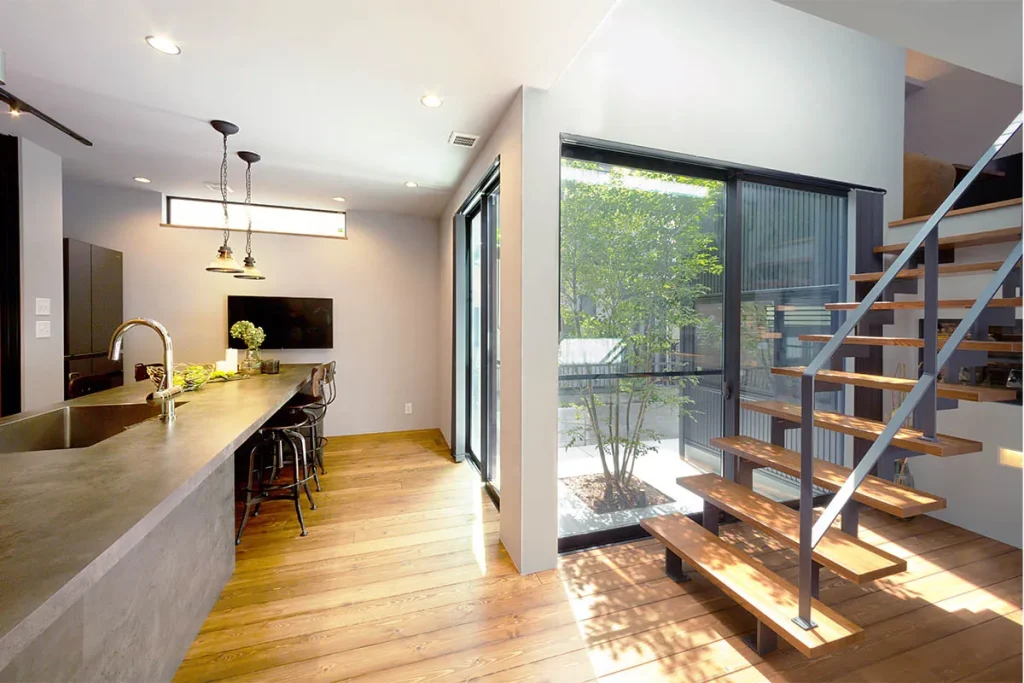 コの字型の間取りで中庭を実現。いつでも緑と光を感じられる。