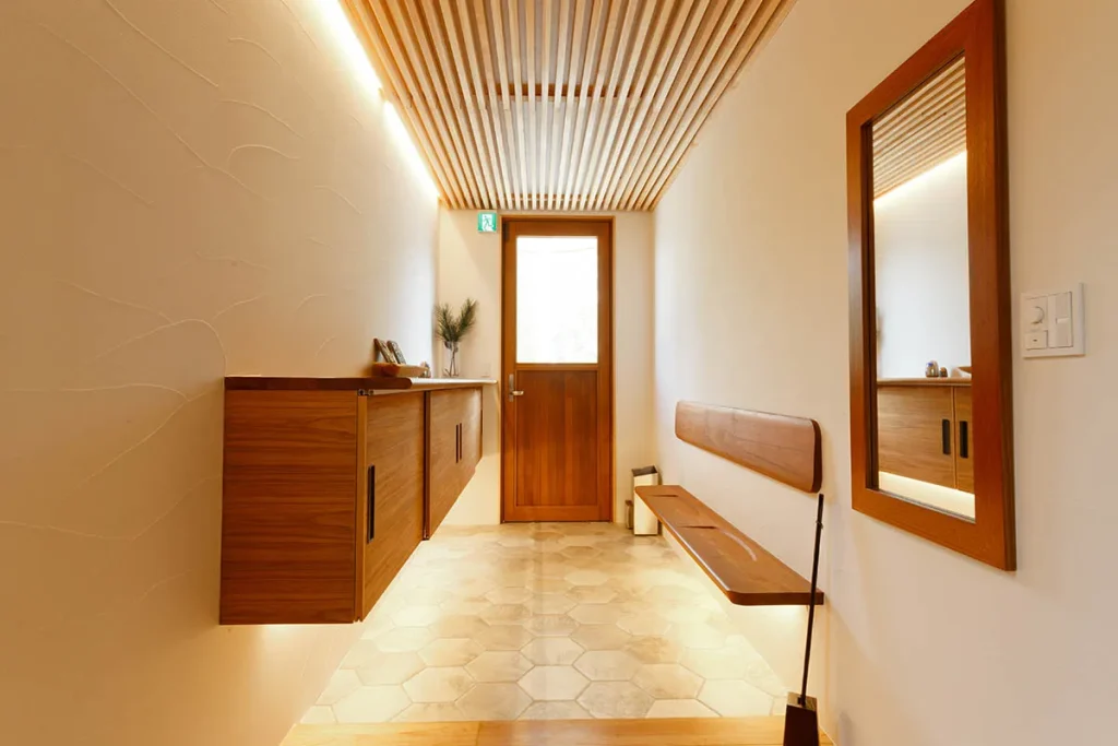 調湿・消臭効果に優れた、無垢スタイルオリジナルの珪藻土の塗り壁は玄関に最適。