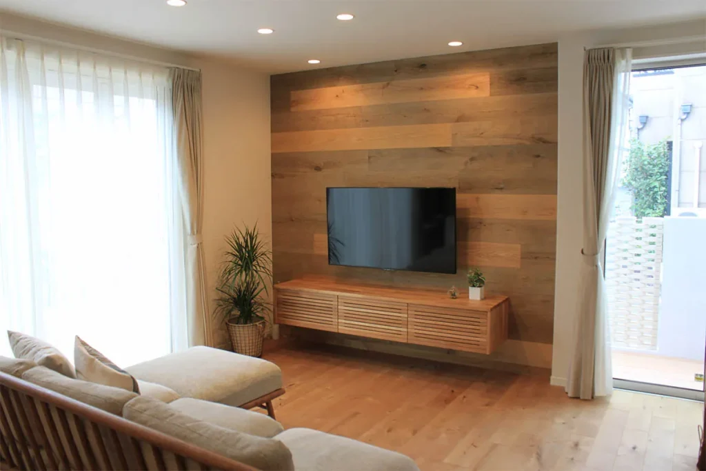 板張りのアクセントウォールで温もりをプラス。