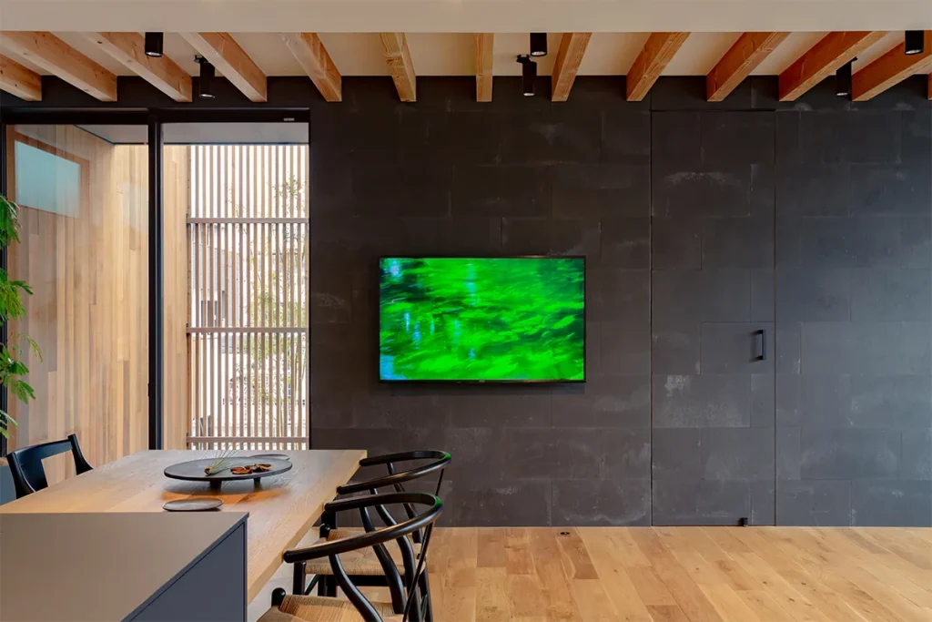 独特のムラがかっこいい空間を演出する、KMEWのSOLIDO。ドアも同じ素材で仕上げてフラットに。