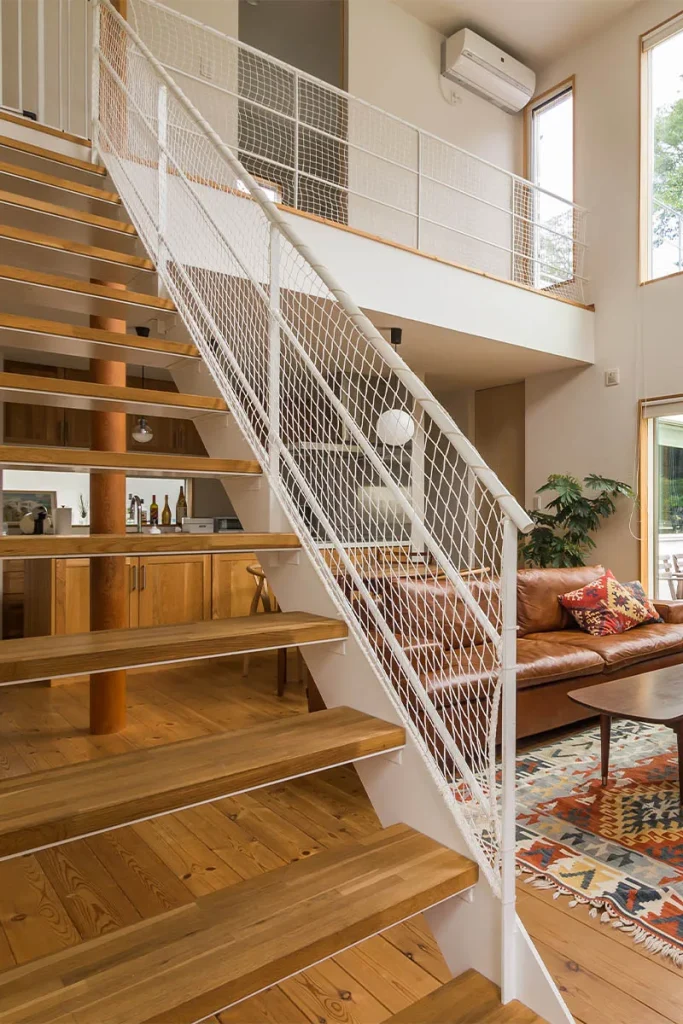 踏板をささら桁で挟んだデザインはすっきりミニマルな印象に。