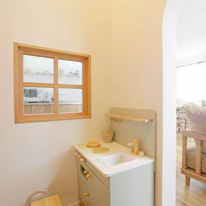 室内窓はお子様の好奇心をくすぐるアイテム。遊び場とキッチンを繋ぐ配置で親子のコミュニケーションが弾みます。