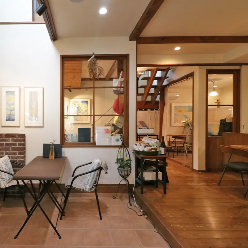 土間から向こう側の部屋がよく見える大きな室内窓で開放感をプラス。