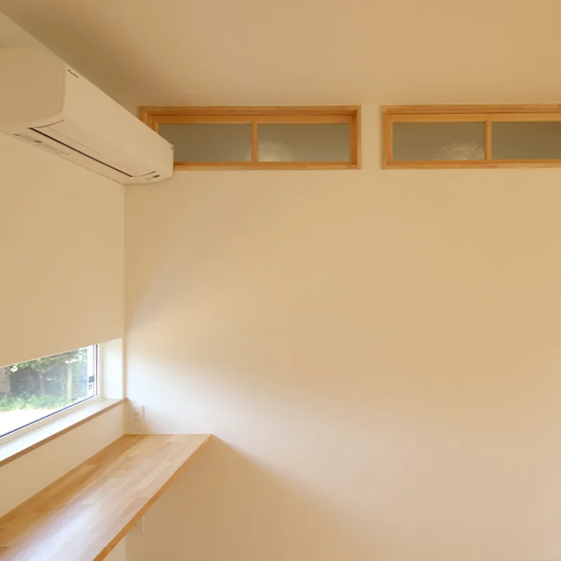 上部に設けられた明かり取りの室内窓。