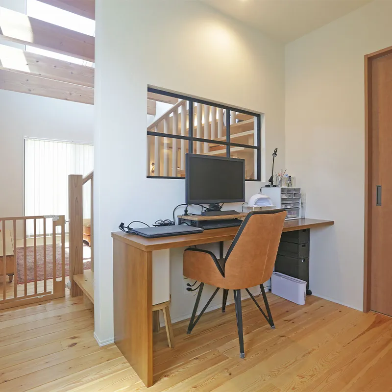 書斎の室内窓。お仕事をしながら、LDKのお子様を見守ることができます。