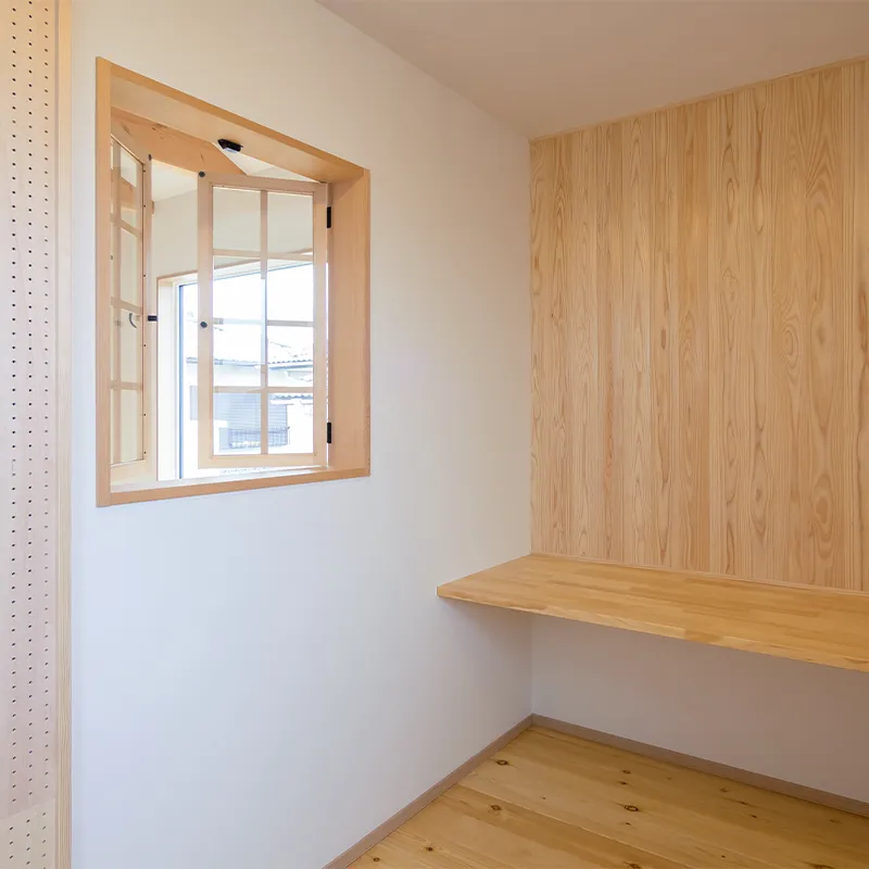 吹き抜けにつながる室内窓。開閉できると家族とのコミュニケーションも弾み、換気も可能。