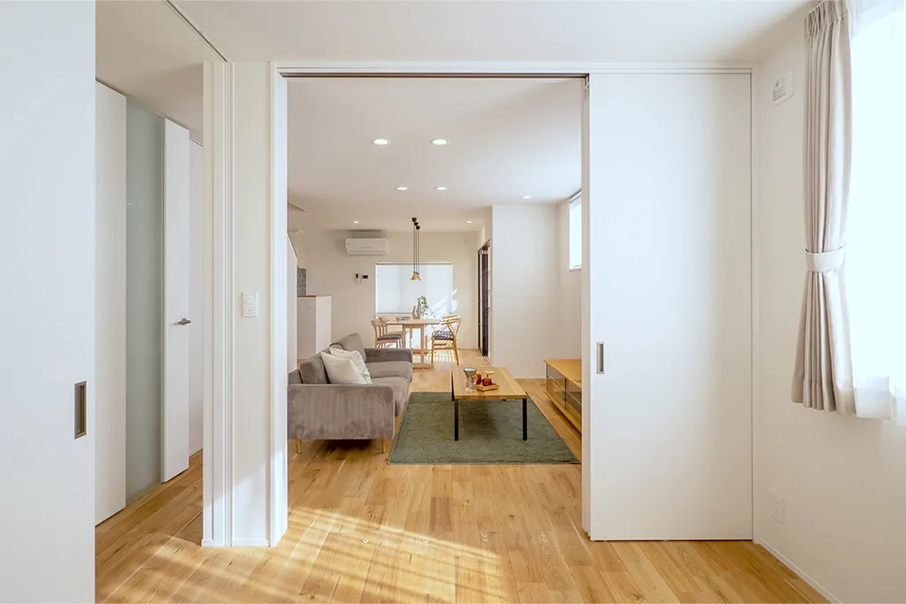 玄関からリビングへ通じるドアと、空間を仕切る引き戸を全てハイドアに。開け放した時の開放感が抜群です。