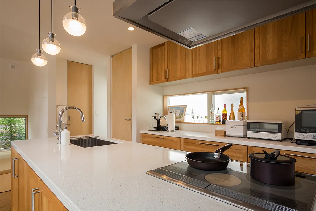 左の引き戸はトイレ、右の開き戸はパントリー。異なる場所も同カラーのハイドアで揃えて統一感を。