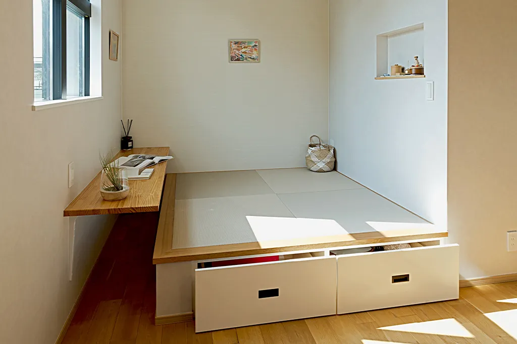 カウンターを造作してちょっとした作業スペースに。