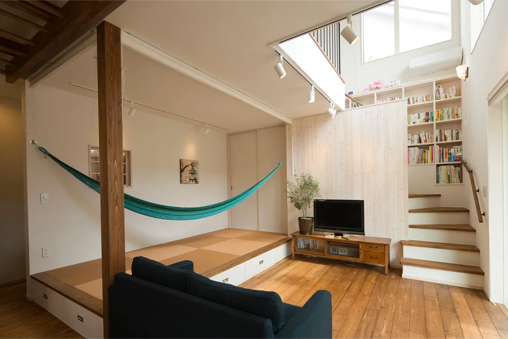 大きな小上がりにはハンモックも設置できます。部分吹き抜けと小上がりでリズミカルな空間。