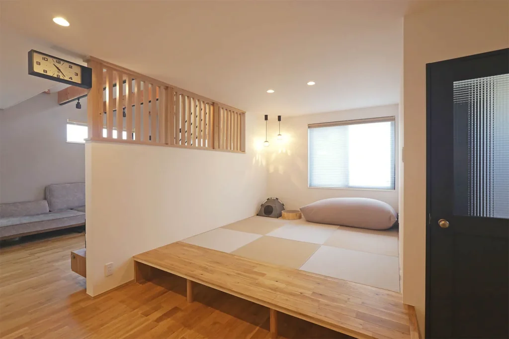 間仕切り壁に木の格子、上り口に木のベンチを設けた、ナチュラルな小上がりスペース。