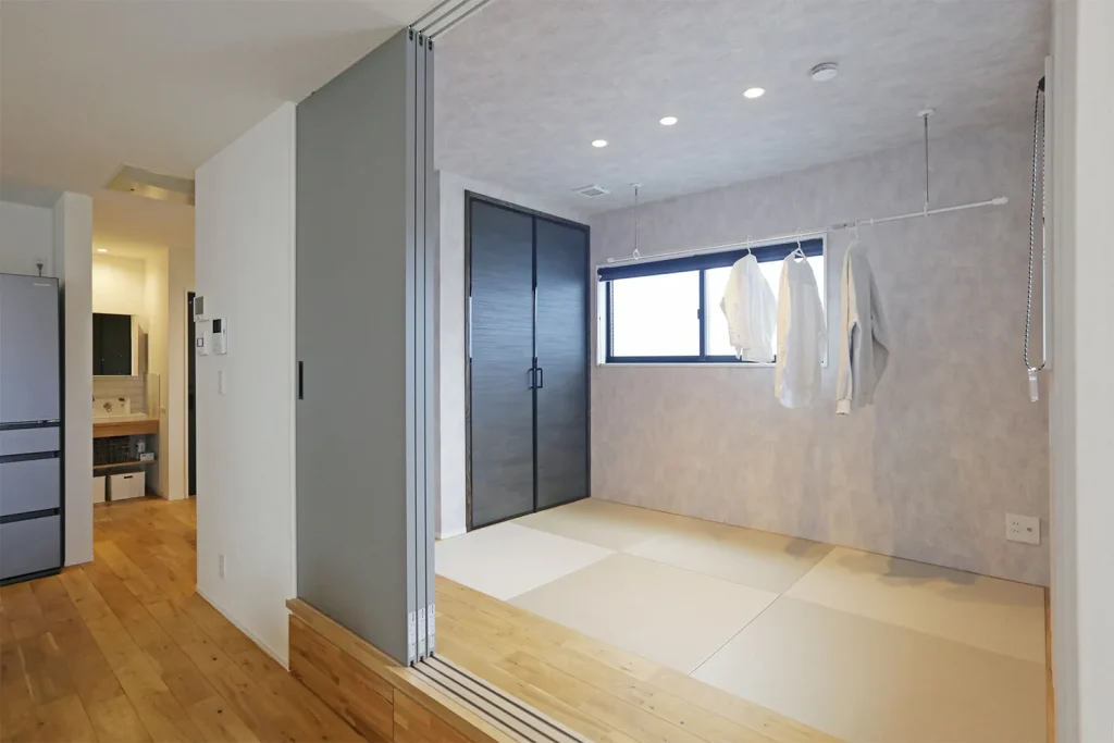 小上がりにランドリーバーを設置。引き戸で仕切れるので来客時も安心です。