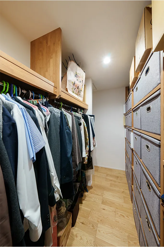 片側は棚×収納ボックスにして、季節小物などもしまいやすく。