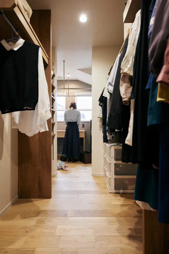 廊下とランドリースペースとの回遊動線。寝室に近く、身支度がスムーズ。