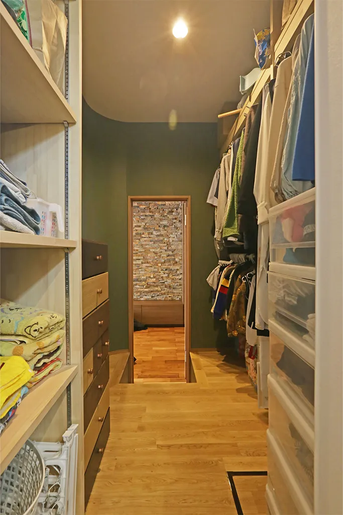 洗面脱衣室とリビングの回遊動線。脱衣所の物干しからのしまう動線と、リビングでゆったり畳んでからしまう動線が◎