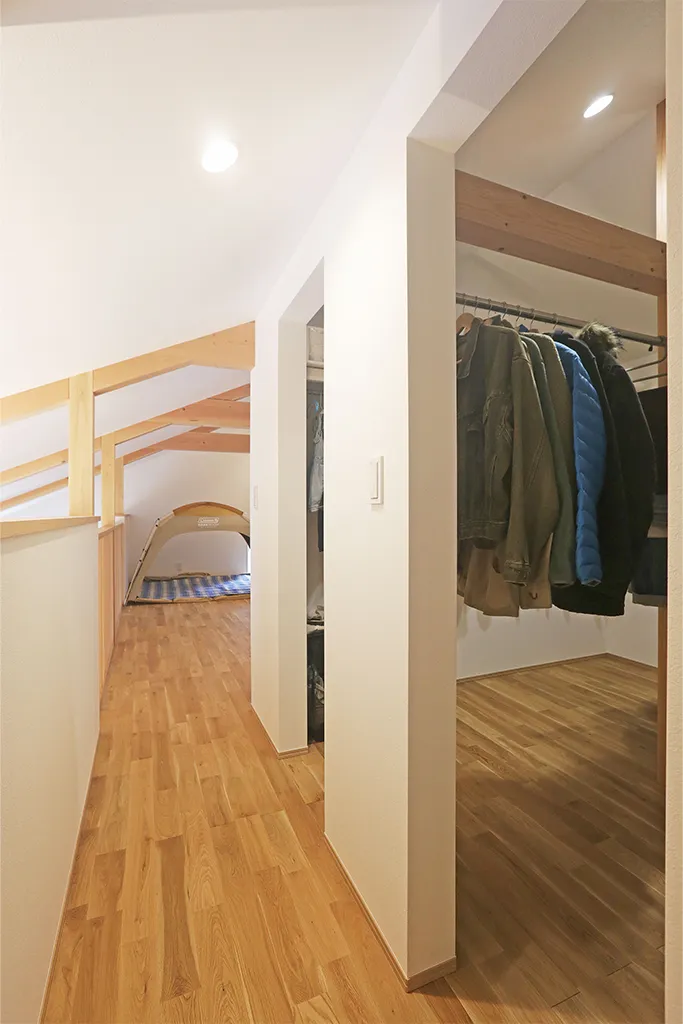 2階をゲストルームと収納に特化した半平屋。1階のクローゼットはデイリー使い、2階の大容量クローゼットは季節物を収納して毎日をすっきりと。