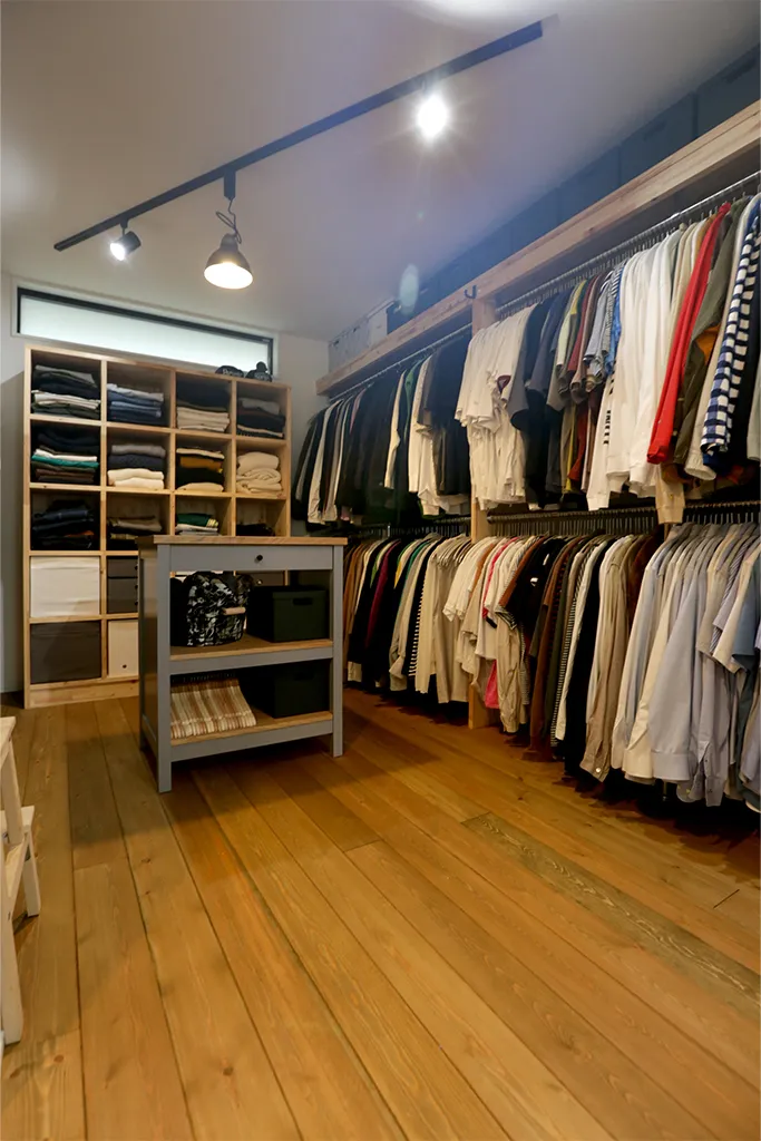 一部屋丸ごとでお店のよう。ハンガーパイプを2段にして、シャツ類をたっぷり収納。