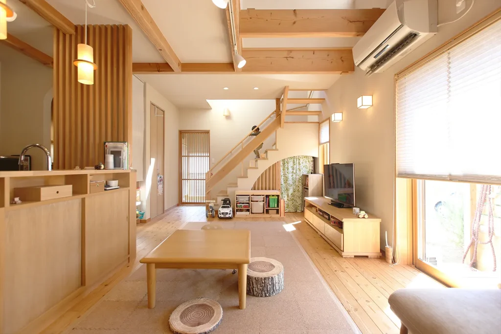 明るいカラーの木目で統一。アーチ×格子が和のムードを高めます。