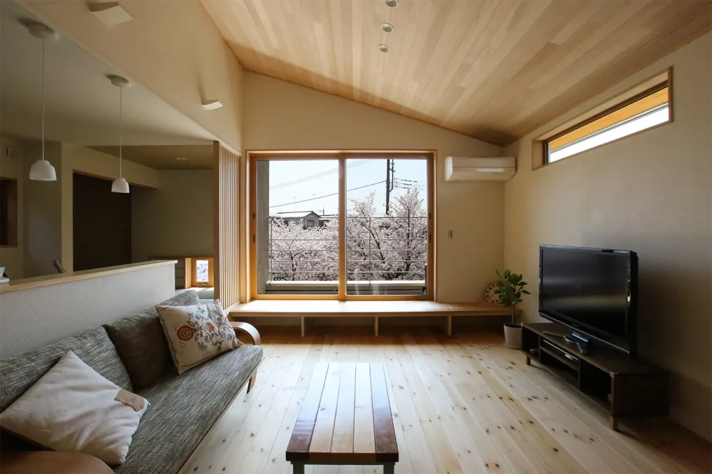 桜を望む、明るい木目がたっぷりの2階リビング。温かみあふれるナチュラル和モダン。
