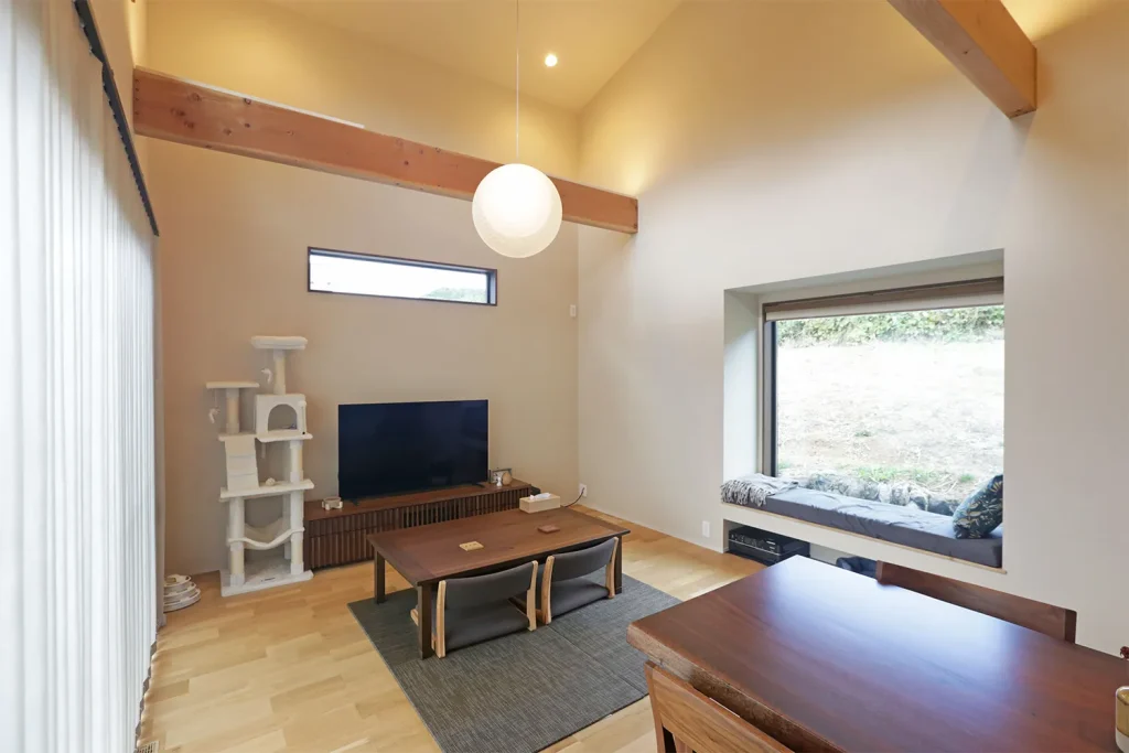 まんまるのライトが空間を優しく照らすリビング。座椅子を合わせてジャパンスタイルに。