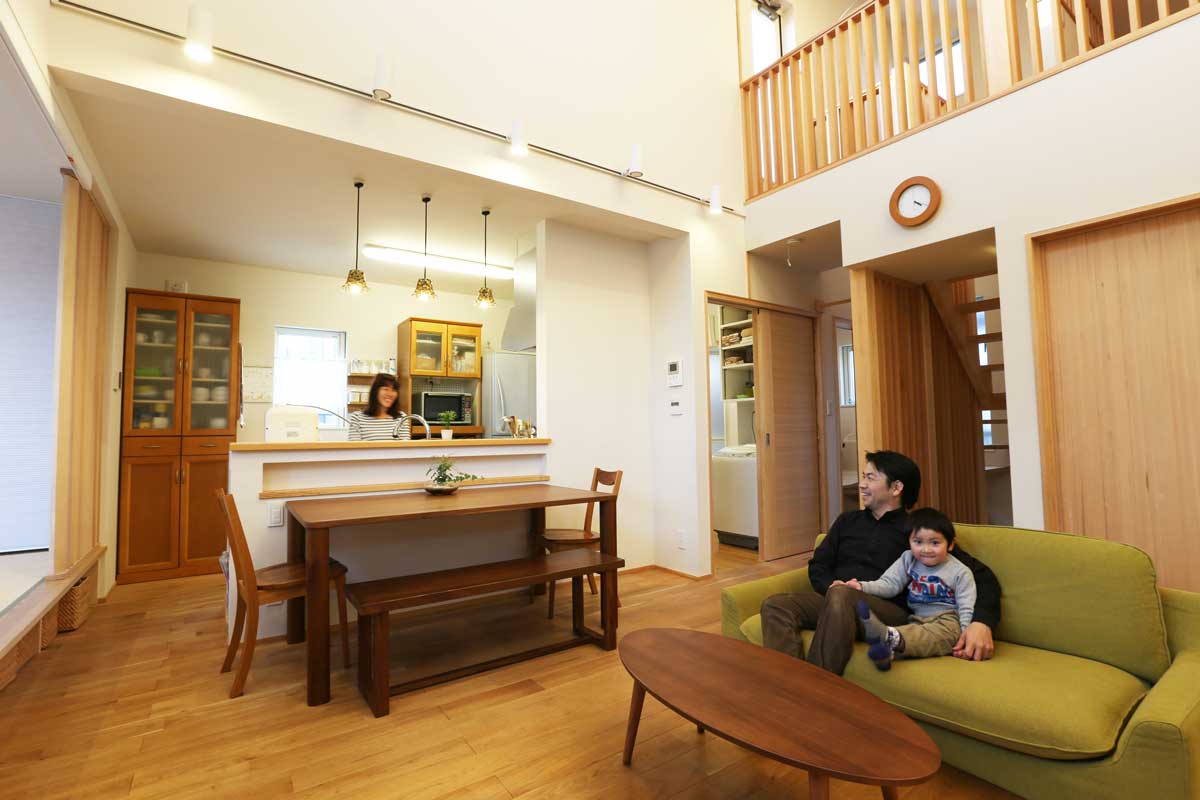 自然素材で創った6LDKのモダンな2世帯注文住宅