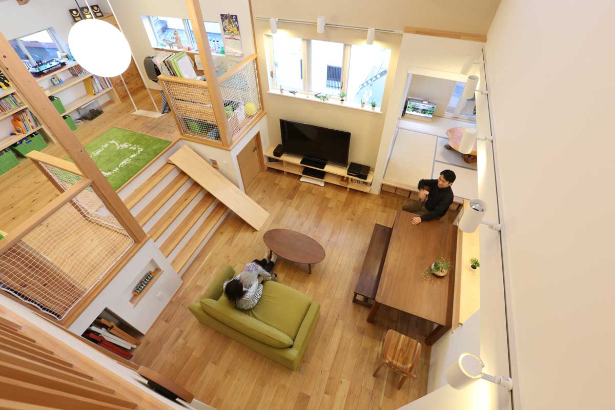 自然素材で創った6LDKのモダンな2世帯注文住宅