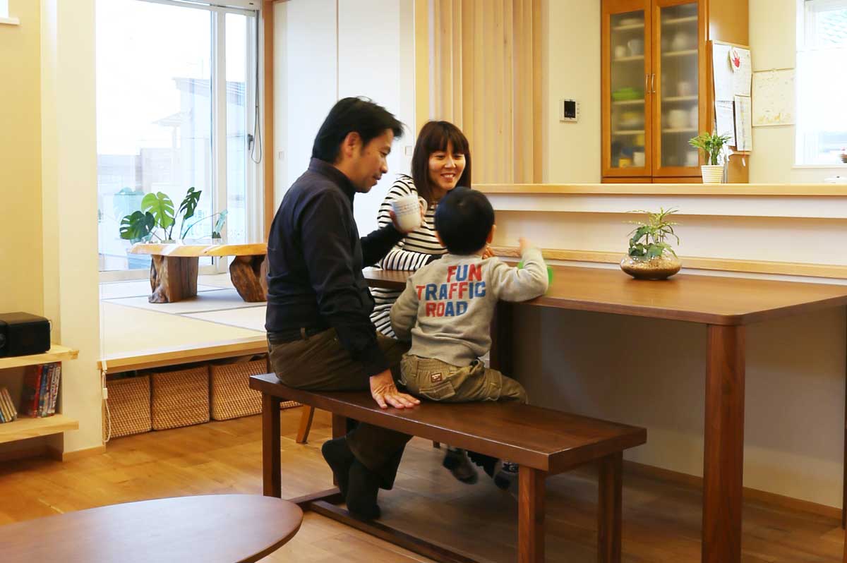 自然素材で創った6LDKのモダンな2世帯注文住宅