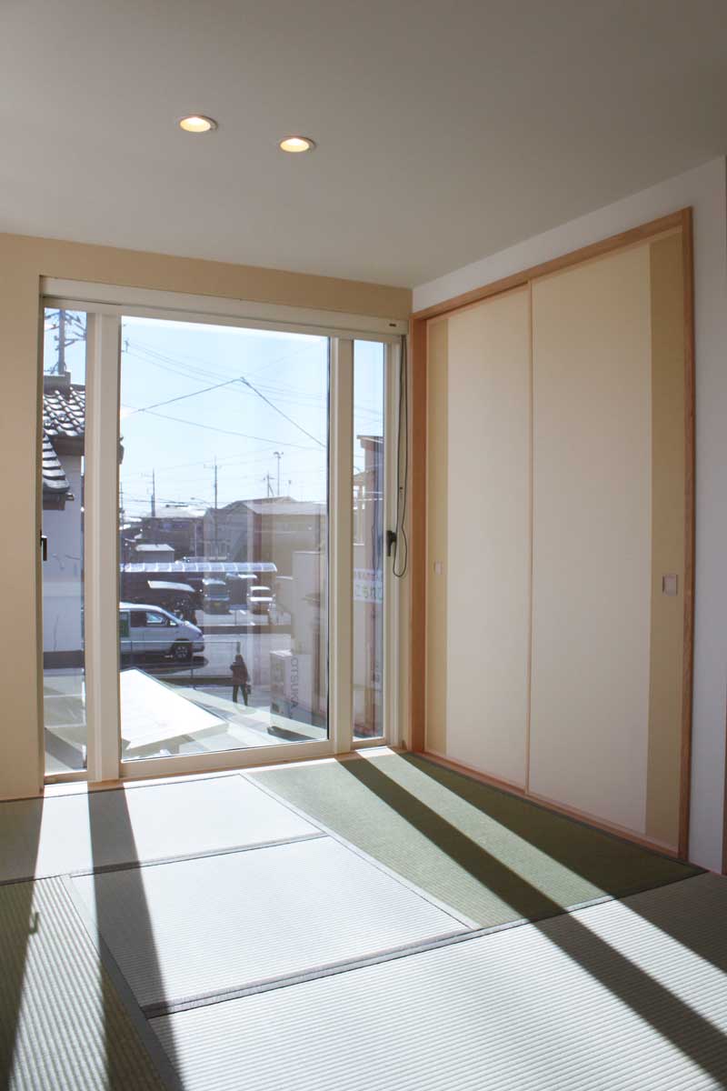 自然素材で創った6LDKのモダンな2世帯注文住宅