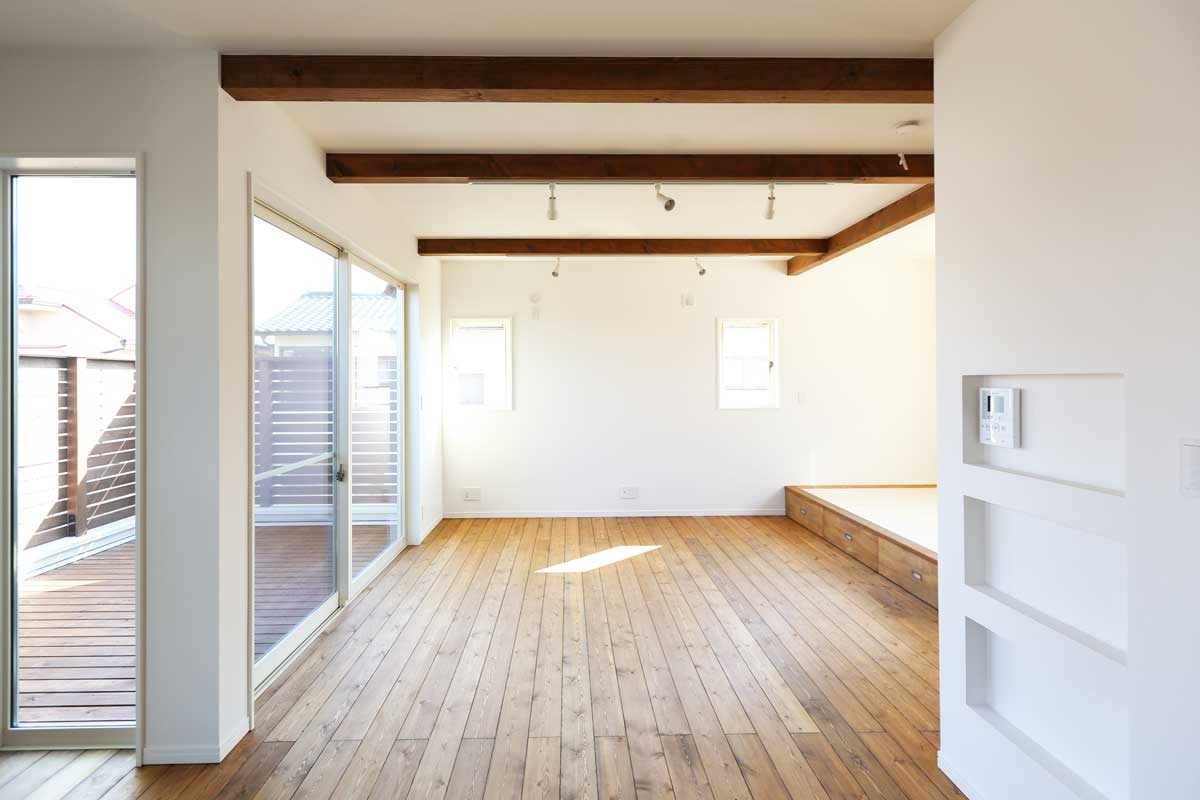 無垢バルコニーが美しい白いナチュラルモダン住宅