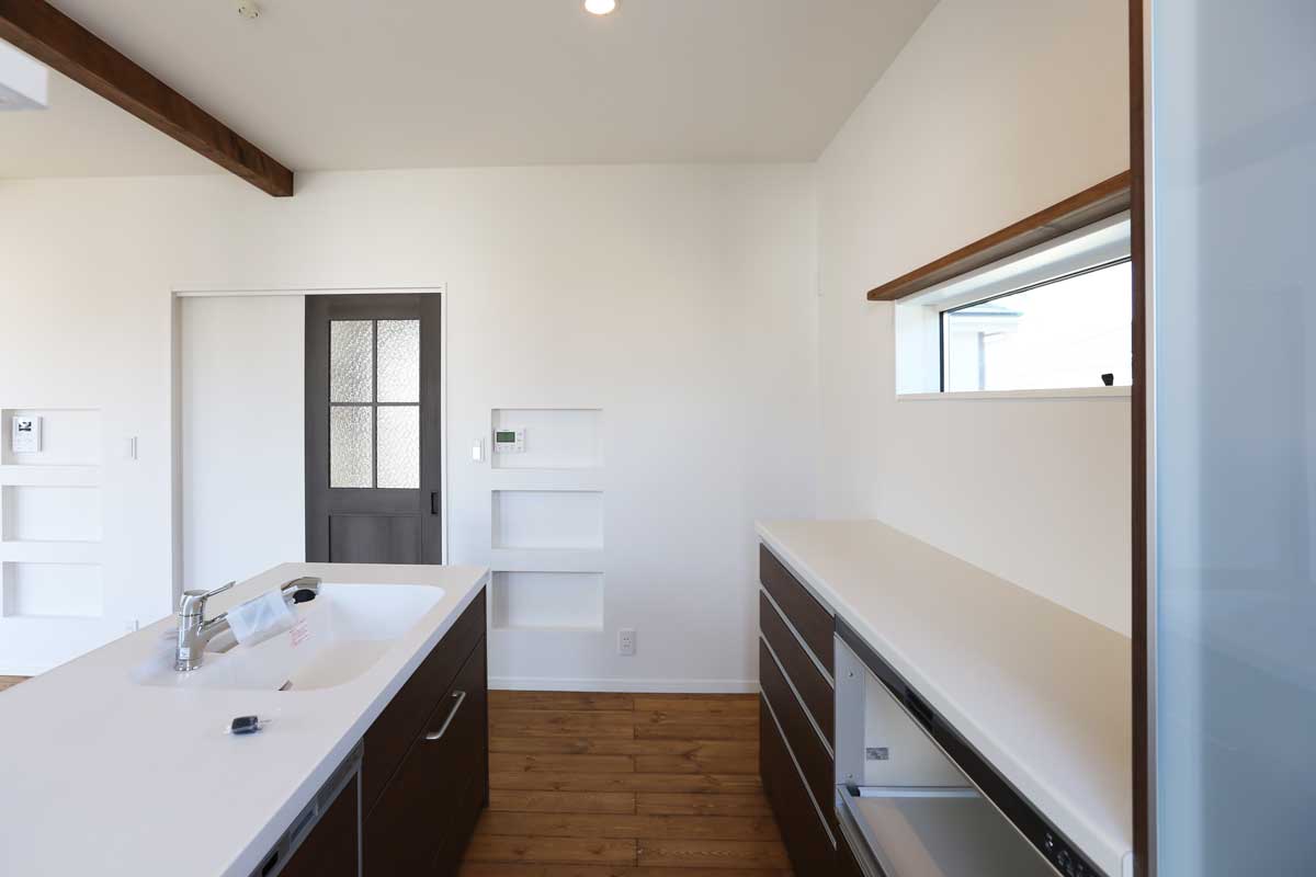 無垢バルコニーが美しい白いナチュラルモダン住宅