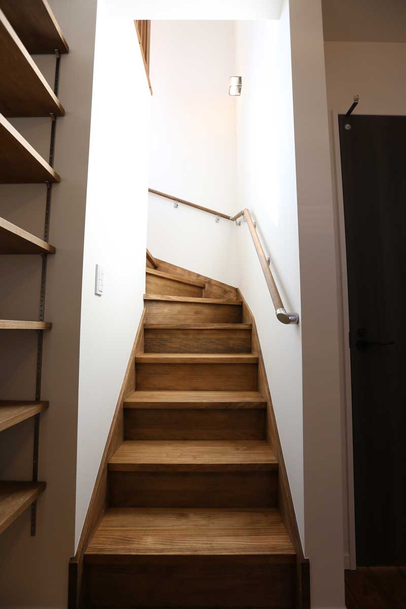 無垢バルコニーが美しい白いナチュラルモダン住宅