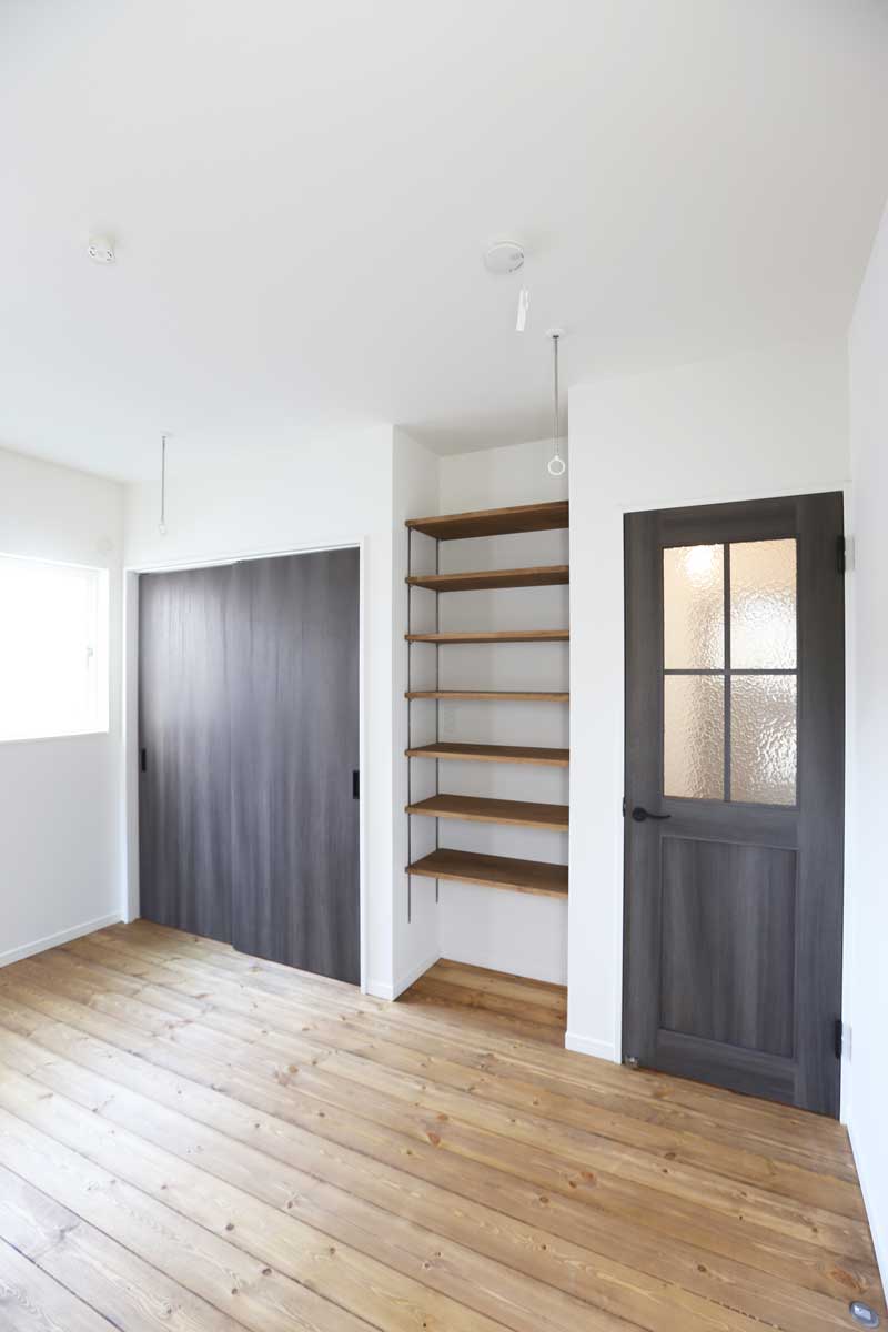 無垢バルコニーが美しい白いナチュラルモダン住宅